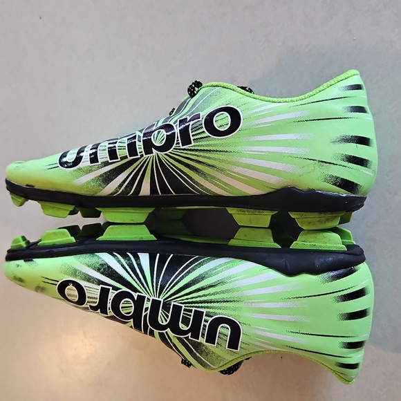 Umbro Green Youth Soccer Cleats - Picture 6 of 14